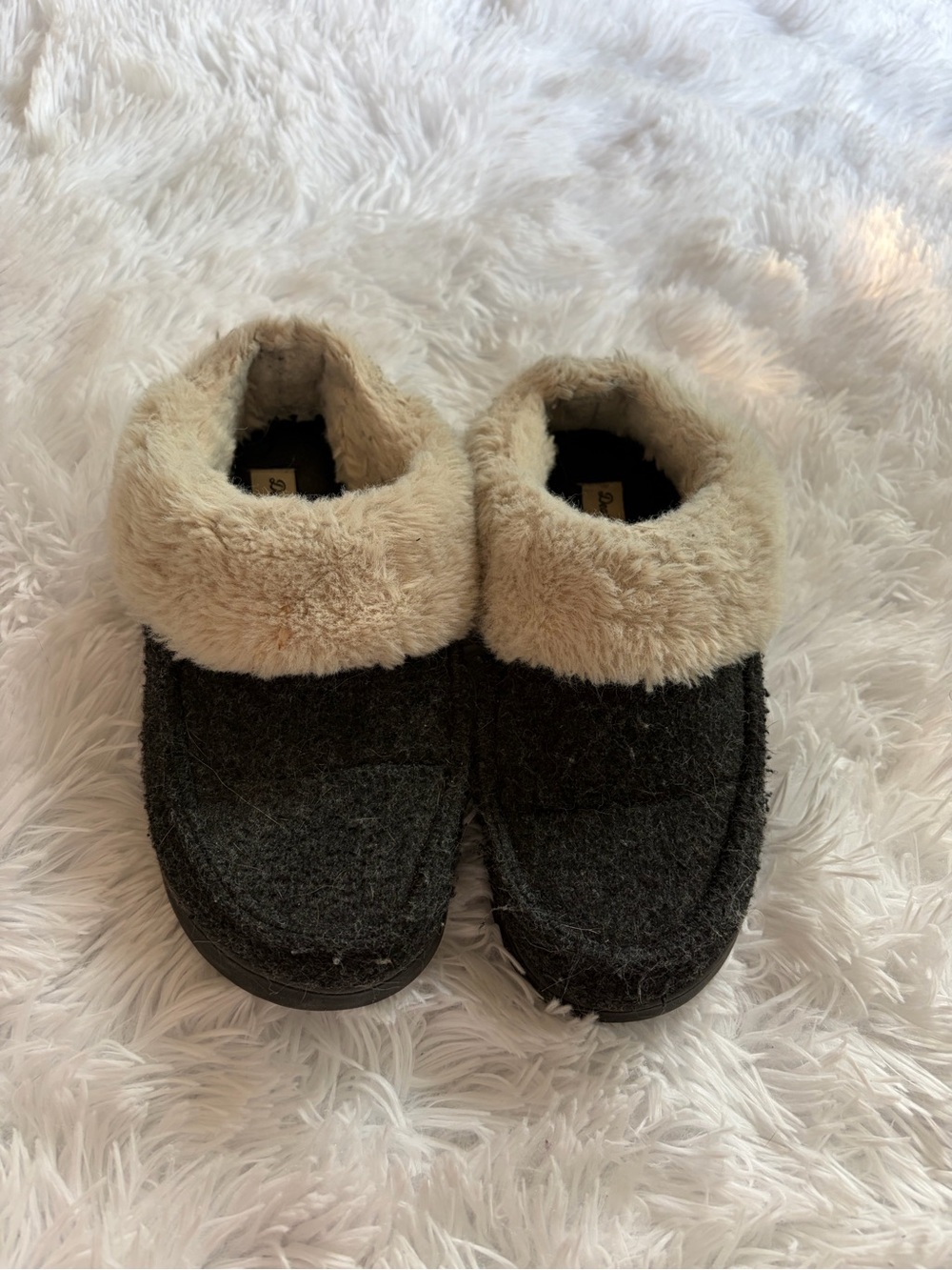 dearfoams woman’s  Slip-On Slippers in Cream and Dark Gray